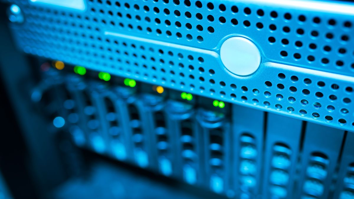 Servidores ilustrando o impacto ambiental causado pelos data centers