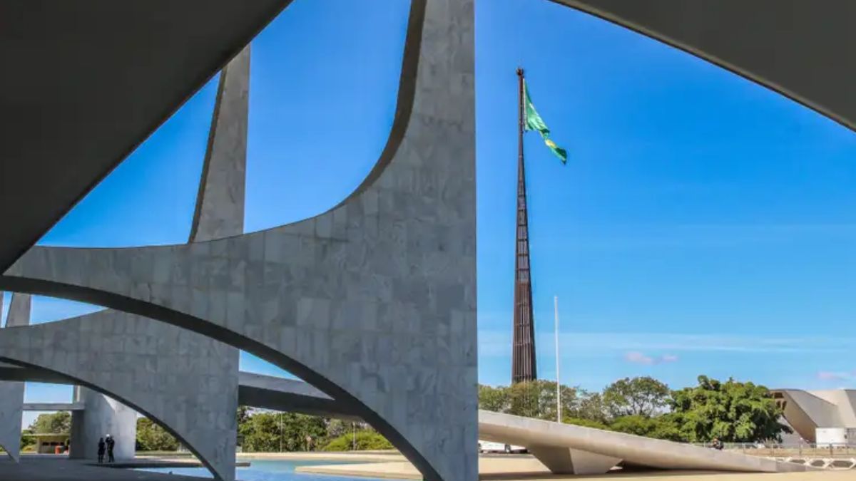 Fachada do Palácio do Planalto, ilustrando as articulações políticas contra o impacto fiscal nas contas públicas.