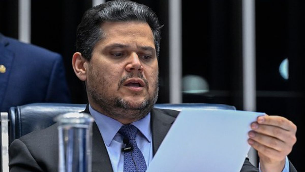 Davi Alcolumbre, presidente do Senado Federal, simbolizando impacto fiscal da PEC dos agentes de saúde nas metas orçamentárias de 2027.