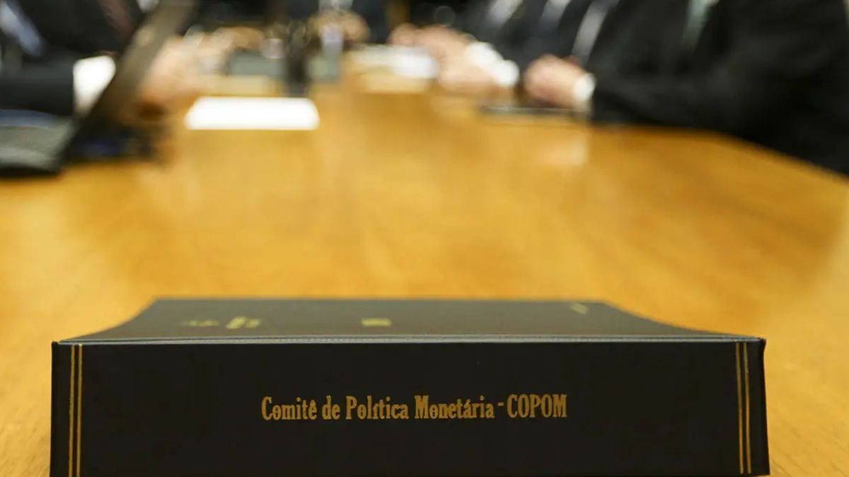 O livro de registros do Copom, o Comitê de Política Monetária dobre uma mesa, simbolizando o impacto da inflação no custo do crédito corporativo com o novo alerta do BC