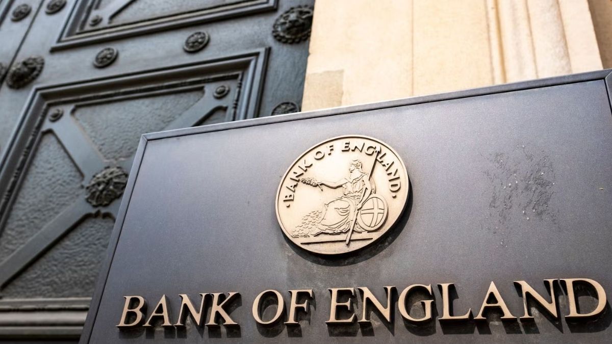 Fachadao do Bank of England (BOE), simbolizando o impacto da mudança climática na inflação global