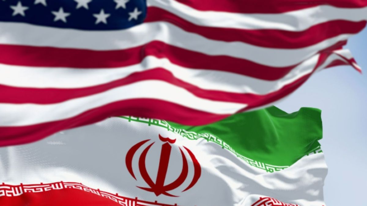 Bandeiras dos Estados Unidos e do Irã, simbolizando o acordo de paz que terá impacto no preço do petróleo