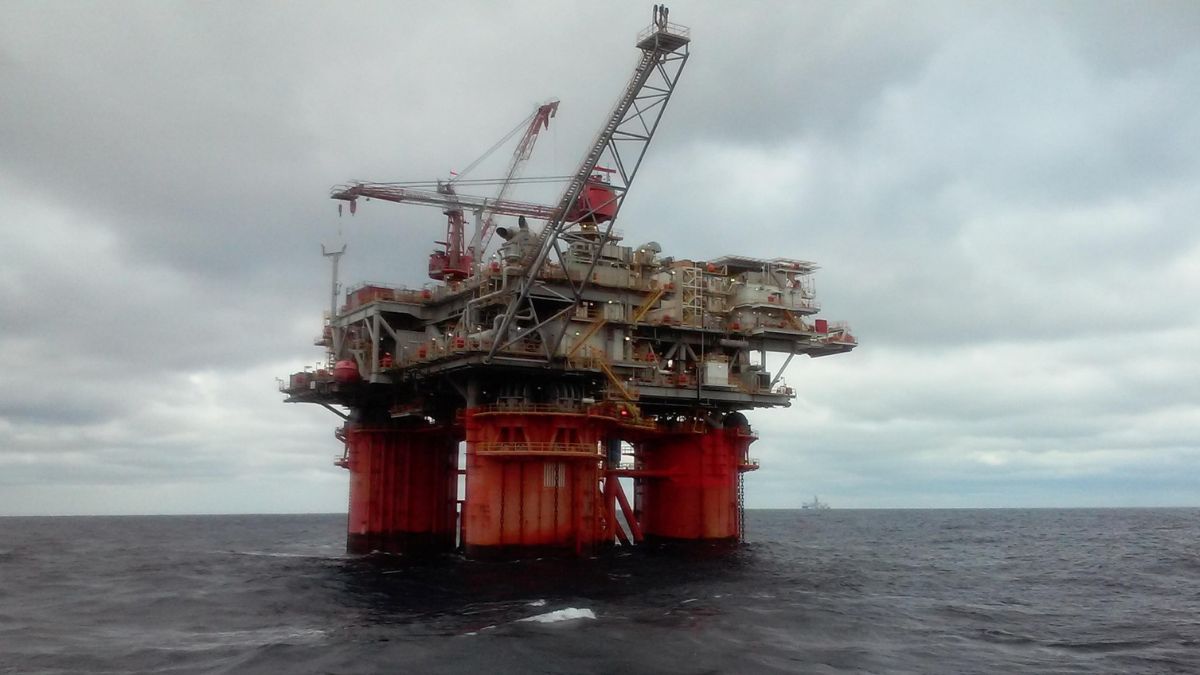 Plataforma de extração de petróleo em alto-mar para ilustrar os impactos no mercado brasileiro de energia