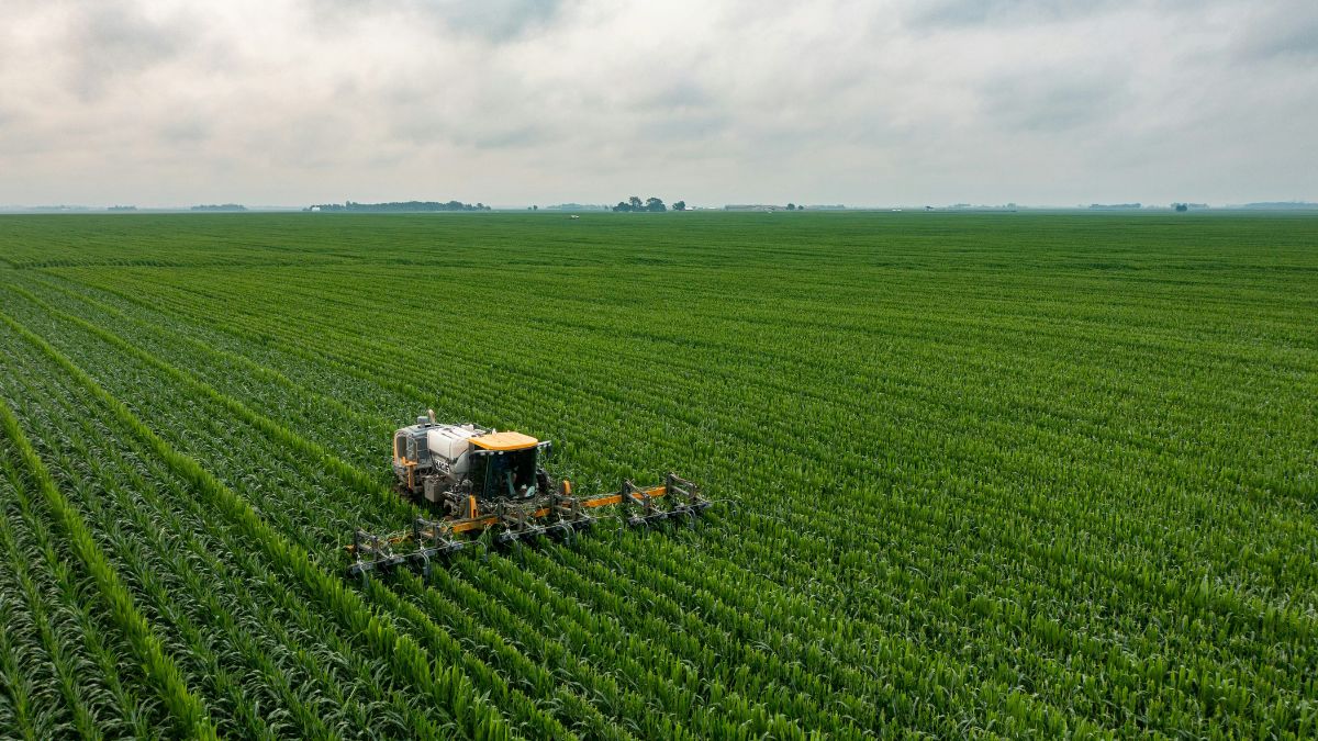 Maquinário de agronegócios trabalhando no campo, para simbolizar o impasse das dívidas rurais na Câmara dos Deputados