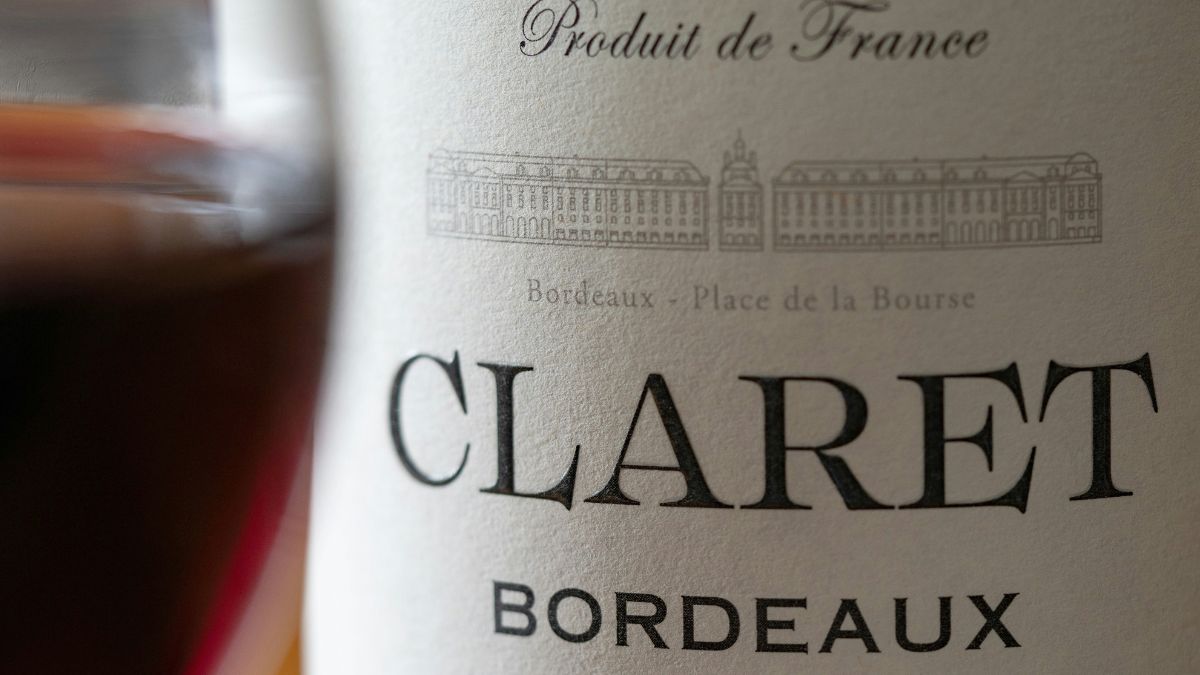 Vinho francês tradicional, simbolizando o impssse tarifário entre EUA e França a ser discutido no G7