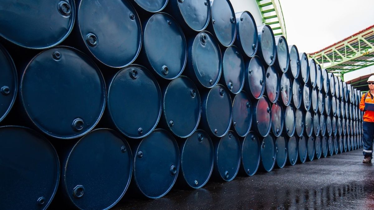 Barris de petróleo para ilustrar a disparada dos preços da commodity devido às incertezas da guerra