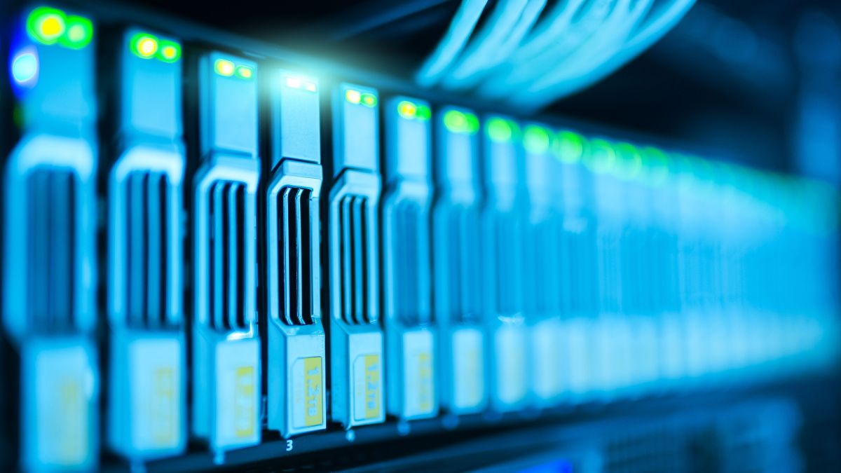 Servidor de dados moderno, representando a infraestrutura em nuvem e a escalabilidade tecnológica para startups.