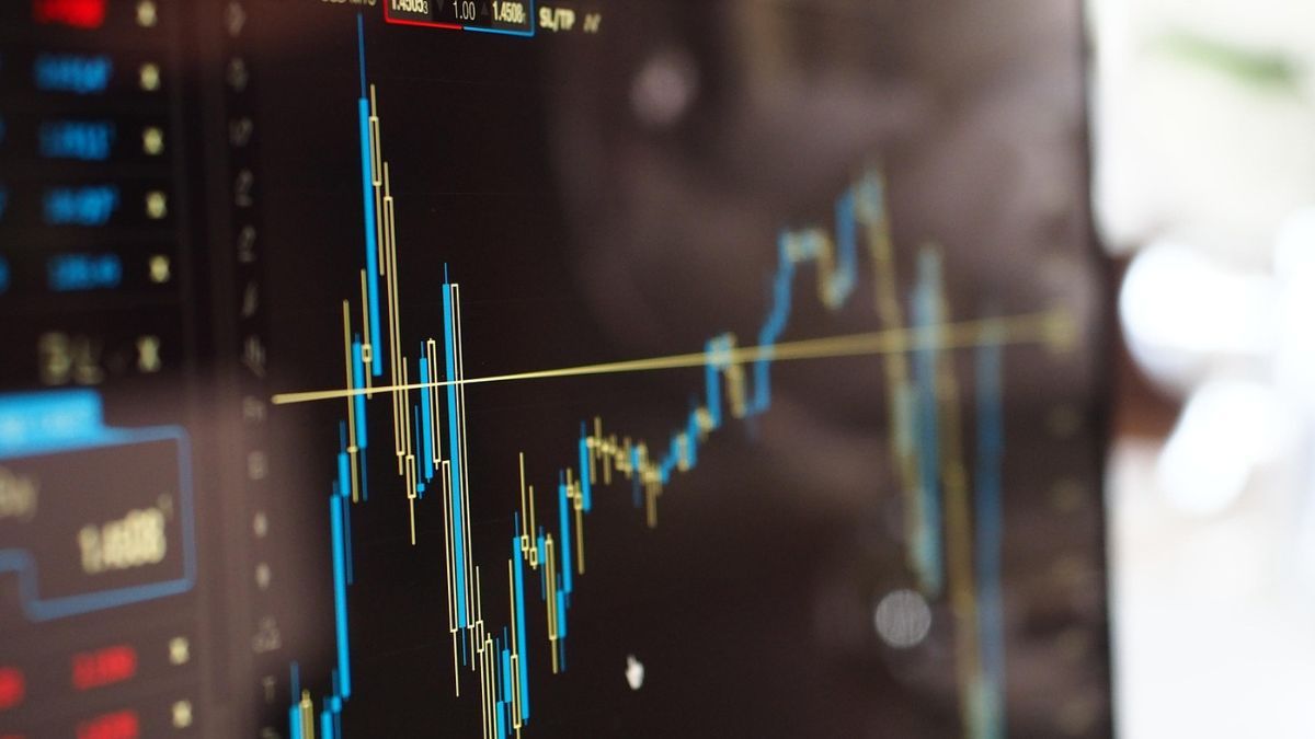 Intervenção do Tesouro é monitorada por investidores em gráficos de rendimento de juros futuros na tela do computador