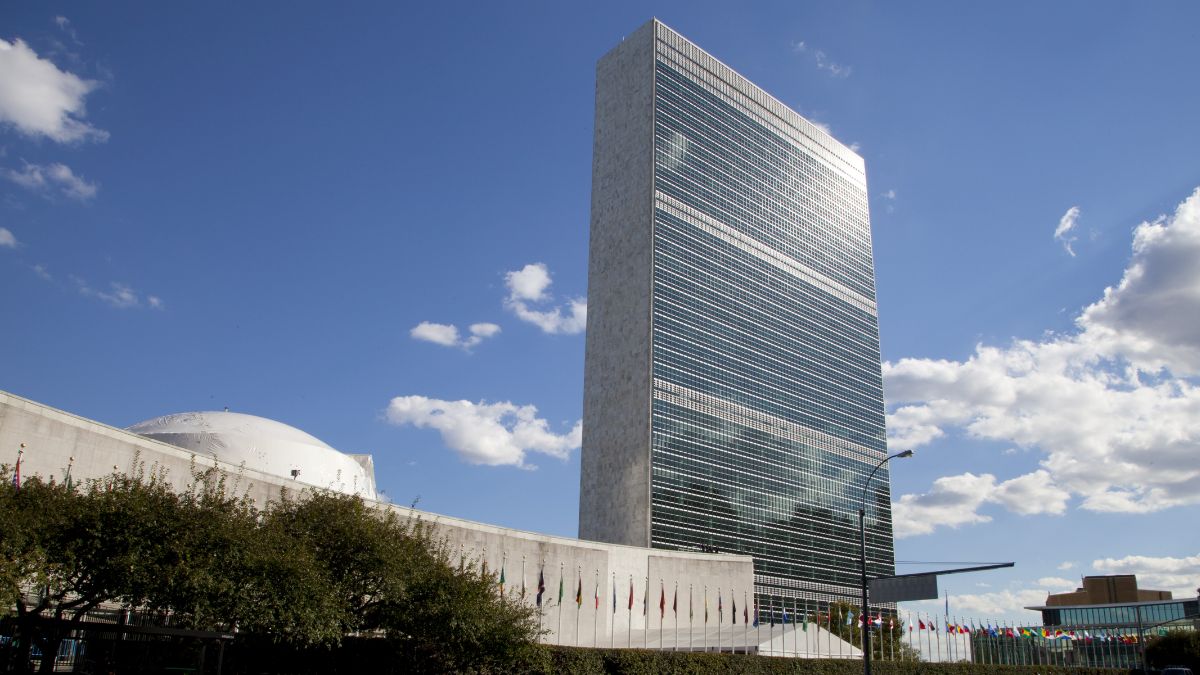 Fachada do prédio da ONU ilustrando a entrada do Brasil para o ECOSOC e o impacto no investimento estrangeiro no país