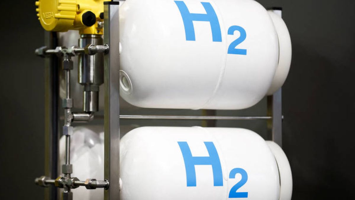 Tubulação industrial com o símbolo químico H2, representando a produção e distribuição de hidrogênio verde