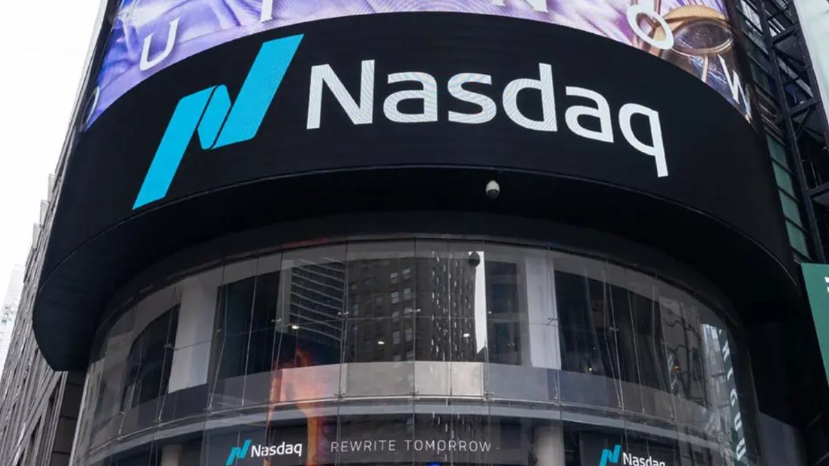 Fachada da Nasdaq, representando o impacto do IPO da SpaceX no mercado de tecnologia global