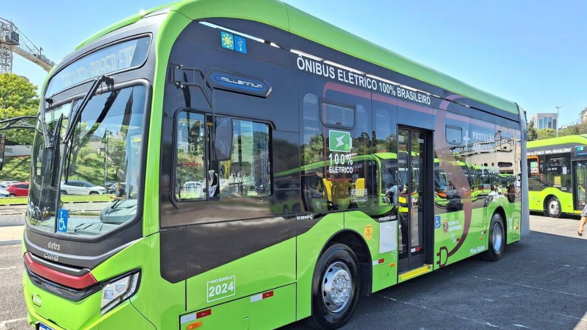Ônibus simbolizando o marco legal do transporte sancionado pelo presidente Lula