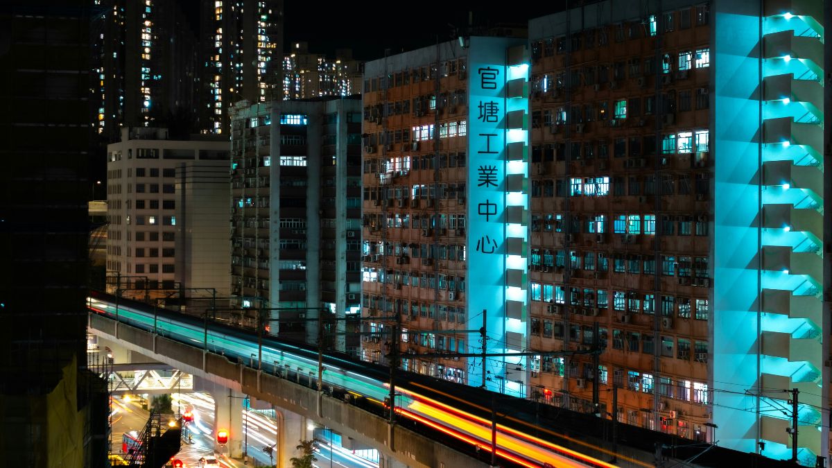 Cidade asiática à noite, simbolizando o avanço do mercado de chips de inteligência artificial na Ásia