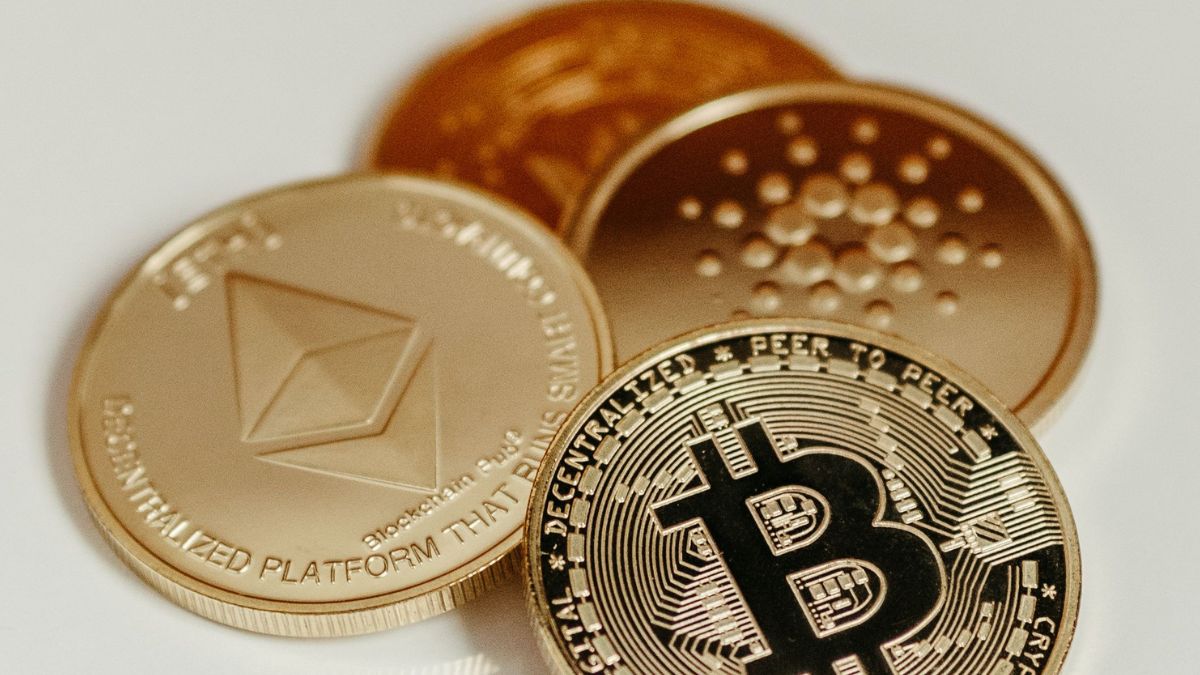 Criptomoedas simbolizando a queda recente do mercado de cripto