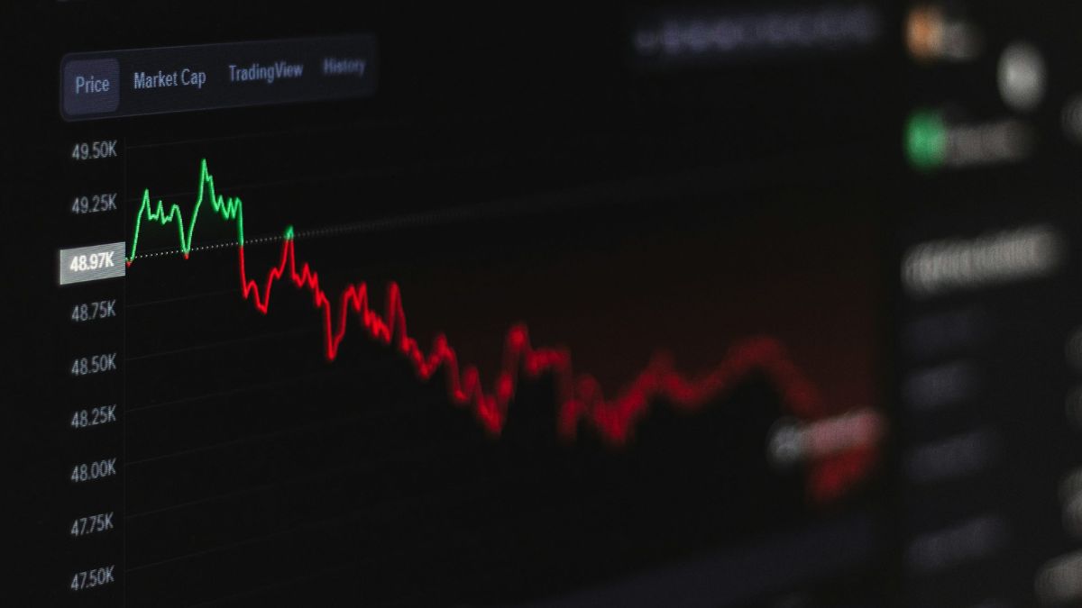Tela de notebook exibindo gráficos financeiros detalhados para ilustrar as estratégias de análise técnica no mercado futuro