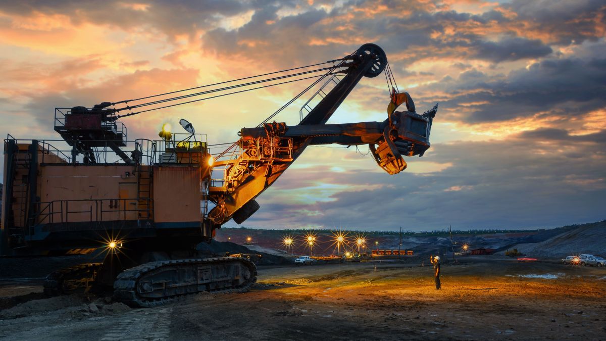 Máquina mineradora simbolizando o alerta do Itaú para o fim do prazo da janela de investimentos em minerais críticos no Brasil