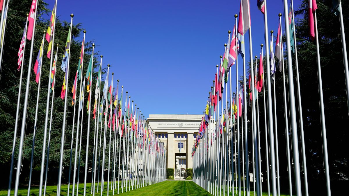 Sede da Organização das Nações Unidas (ONU), simbolizando as negociações entre EUA e Irã na Suíça diante de blefes digitais na internet