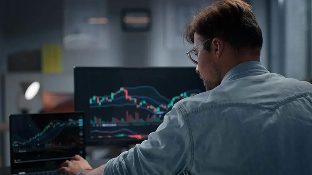 Investidor analisando gráfico financeiro para ilustrar a adaptação às novas regras do FGC