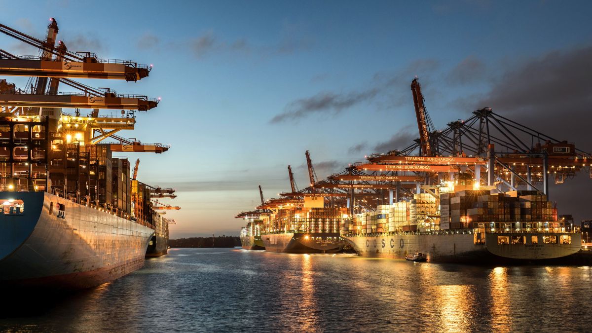 Navios cargueiros parados no porto, para ilustrar como as ondas de calor na Europa afetam o comércio exterior