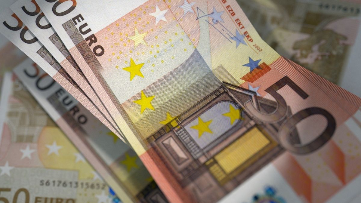 Notas de euros para ilustrar a análise sobre o papel global do euro no mercado internacional