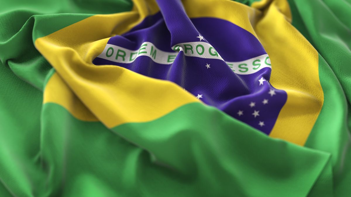 Bandeira do Brasil amassada, simbolizando a pior posição histórica do País no Ranking IMD