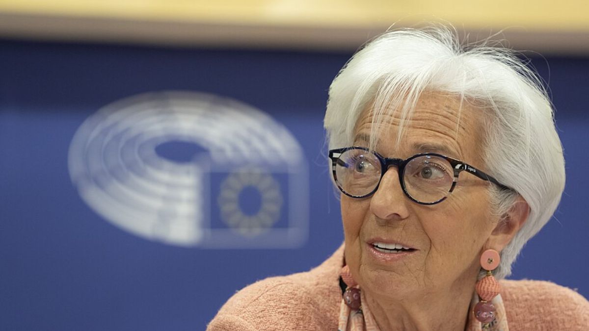 Christine Lagarde em conferência sobre política monetária europeia.