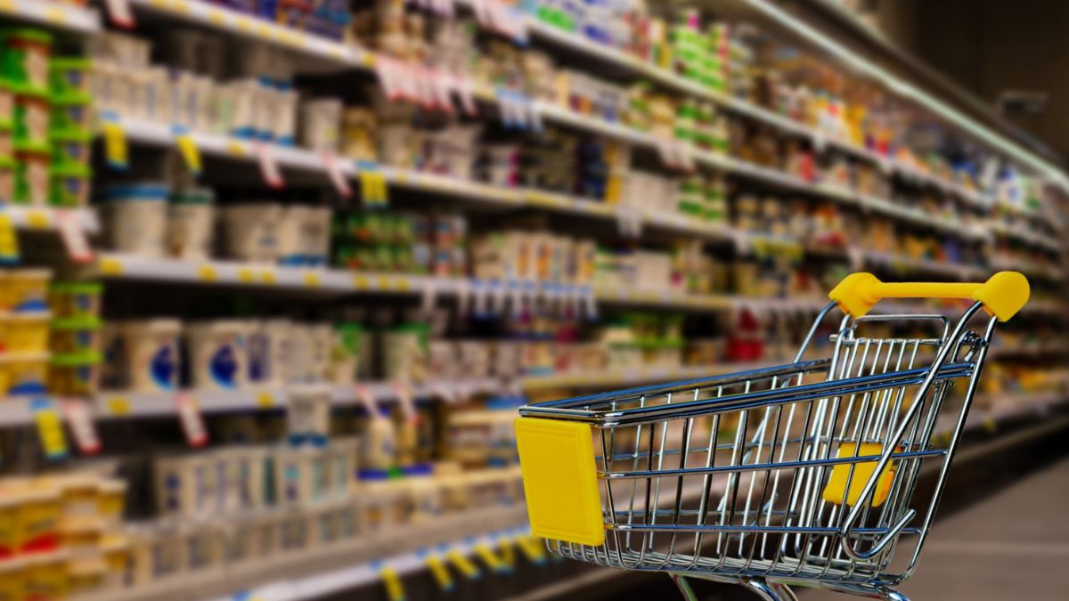 Carrinho de supermercado vazio para ilustrar o impacto da previsão da inflação