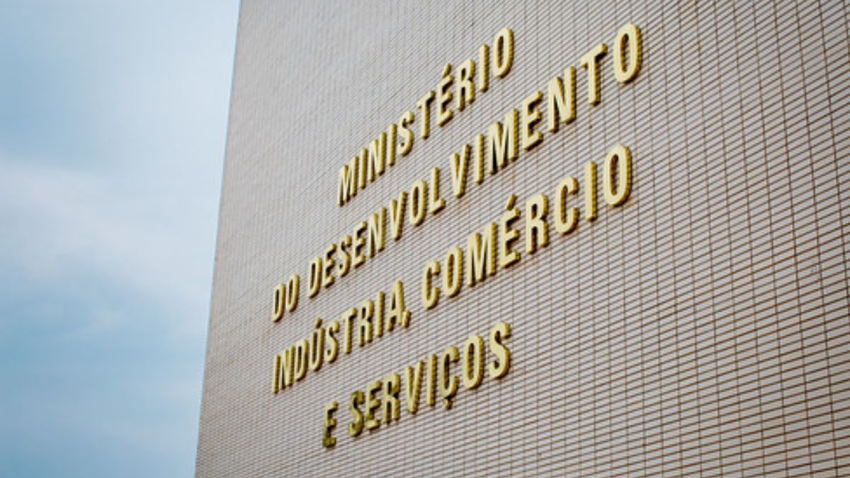 Fachada do Ministério do Desenvolvimento para ilustrar situação de produtos brasileiros taxados no comércio exterior