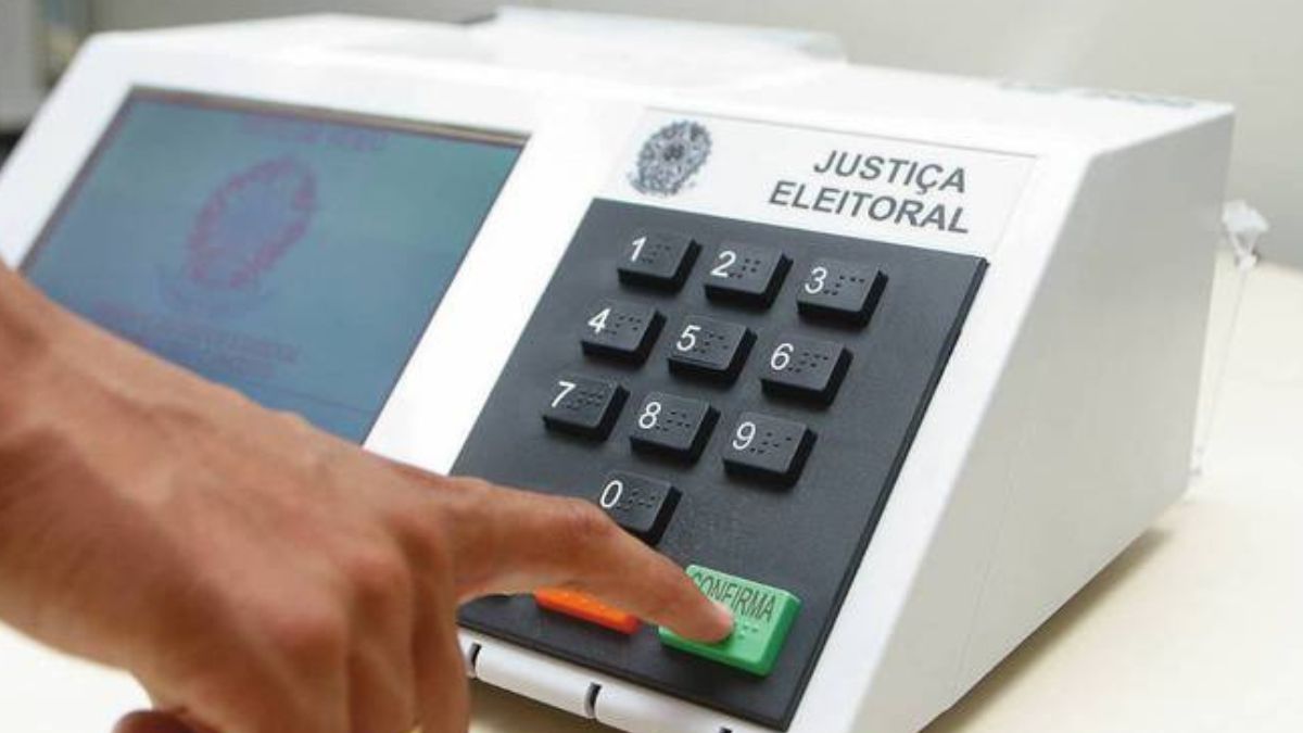 urna eletrônica para ilustrar as projeções econômicas para o Brasil diante das eleições 2026