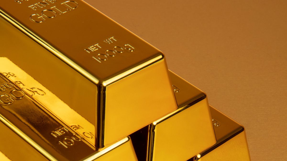 Barras de ouro simbolizando a queda do ouro após a decisão do Fed