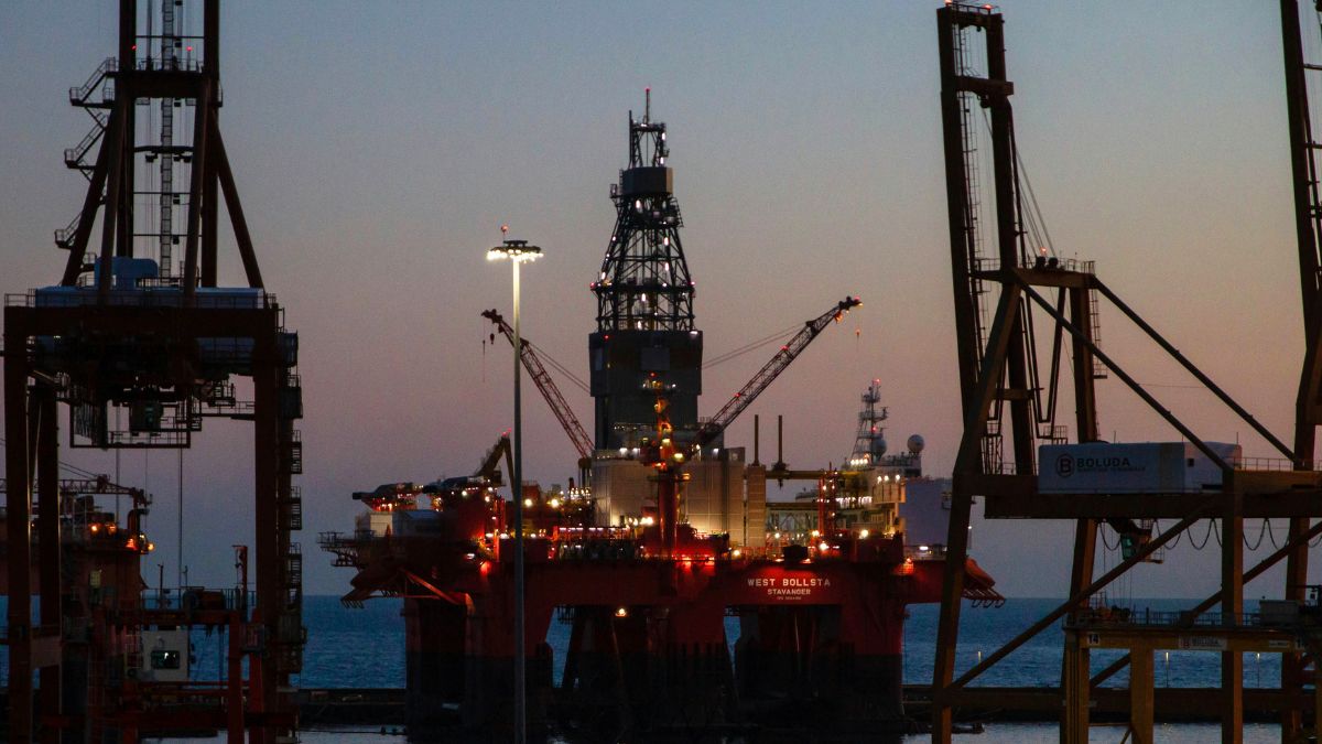 Plataforma extratora de petróleo simbolizando como a queda do preço do petróleo afetou o Ibovespa e a Petrobras