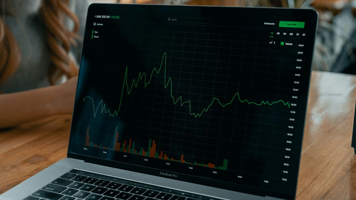 Laptop mostrando gráfico financeiro, para simbolizar a recuperação do Ibovespa hoje