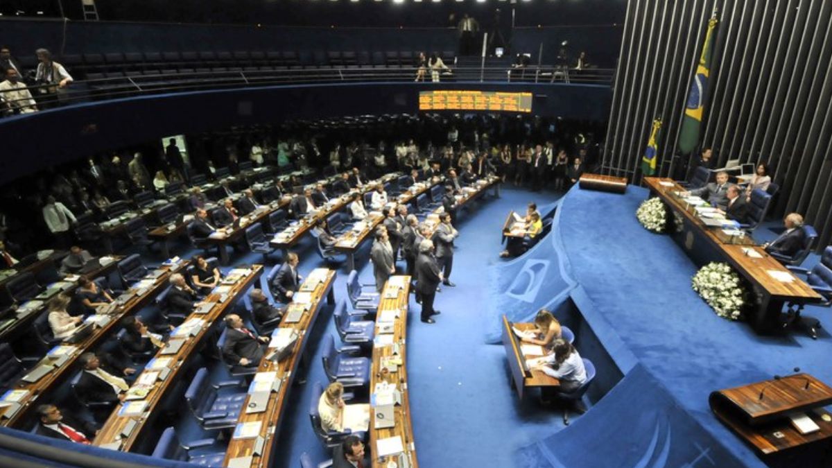 Plenário do Senado Federal em Brasília durante votação, representando a disputa política sobre as dívidas rurais e o Fundo Social.