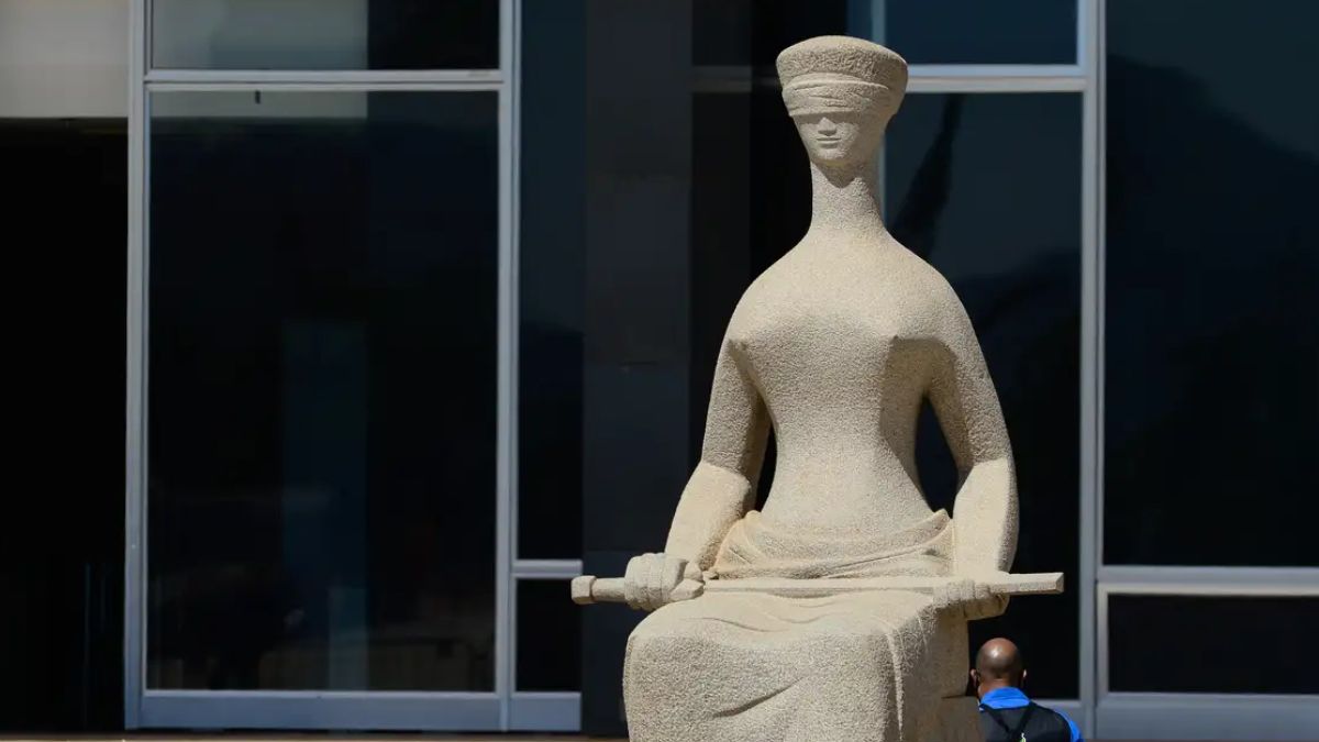 Estátua da Justiça em frente ao STF para ilustrar julgamento sobre a responsabilidade das big techs