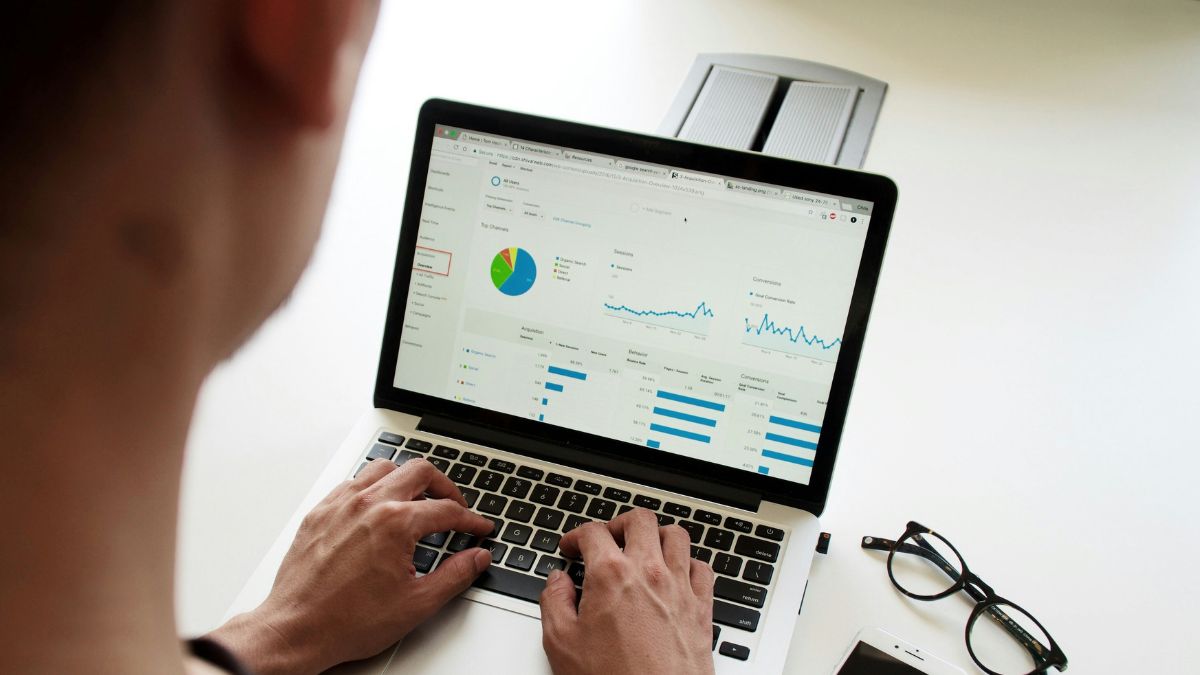 Investidor analisando o mercado financeiro pelo laptop, para ilustrar a relação do rombo do Banco Digimais e o FGC, fato que acendeu um alerta no mercado