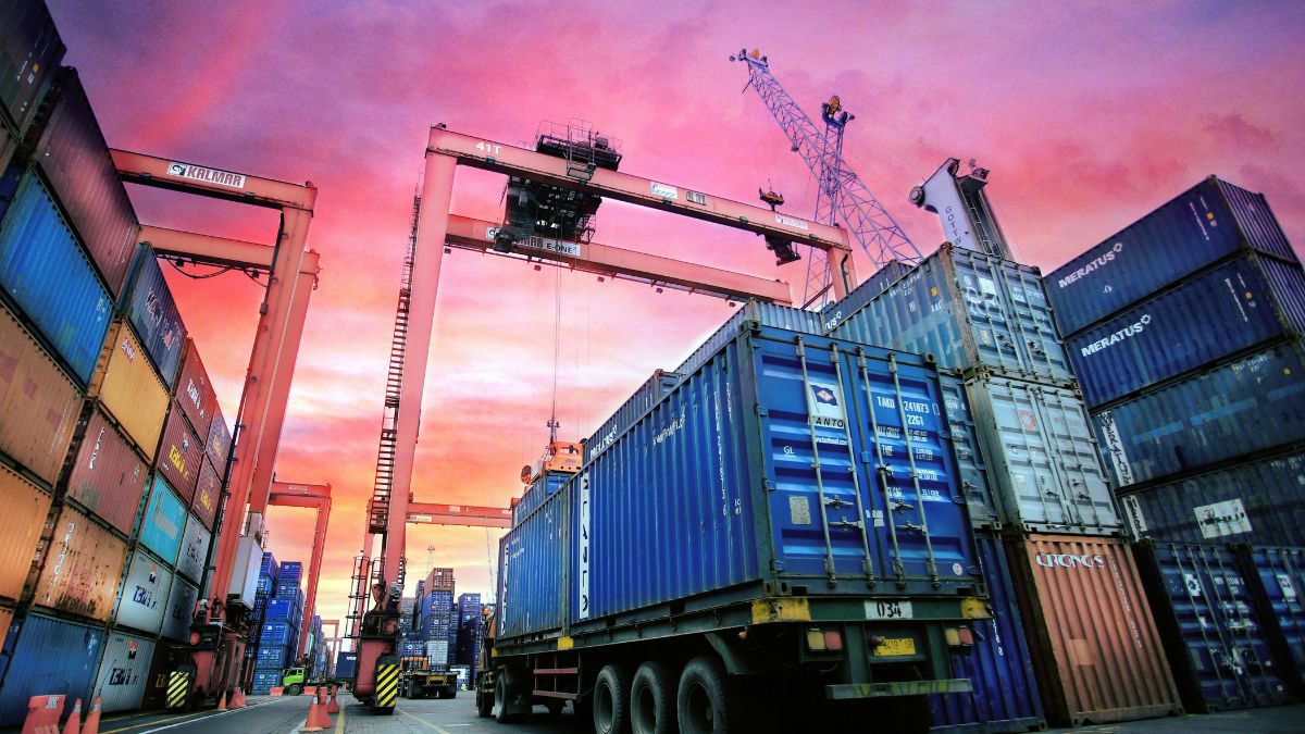 Caminhão transportando containers de petróleo no porto para serem embarcados, simbolizando a suspensão das sanções de petróleo do Irã