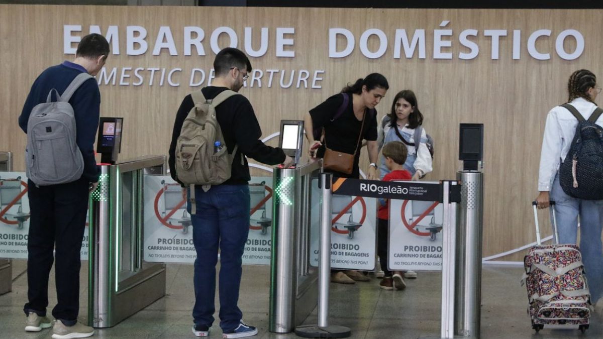 Embarque de passageiros em aeroporto simbolizando o crescimento do setor de serviços brasileiro