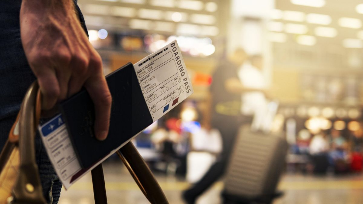 Passagens de avião representando o aquecimento do setor de turismo na América do Sul