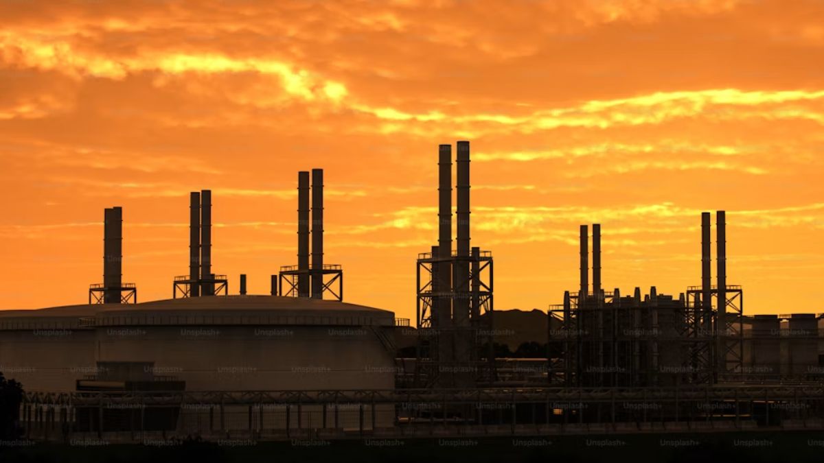 Refinaria de petróleo e gás ao pôr do sol, simbolizando a subvenção econômica à importação de óleo diesel.