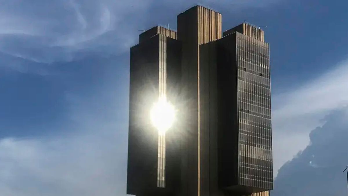 Fachada do Banco Central do Brasil em Brasília com iluminação diurna, ilustrando as decisões sobre a taxa Selic em 14%