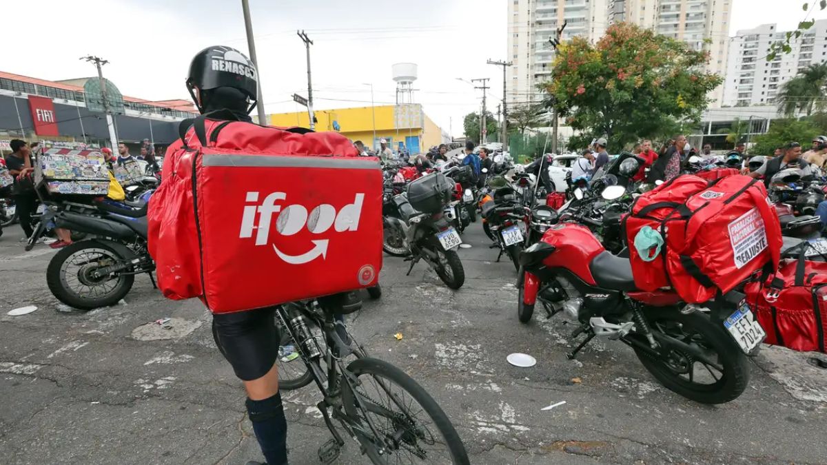Entregador do iFood com logomarca à mostra, representando o vazamento de dados da empresa