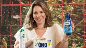 A nova vice-presidente global da OMO, Giovanna Bressane, expondo a linha de produtos