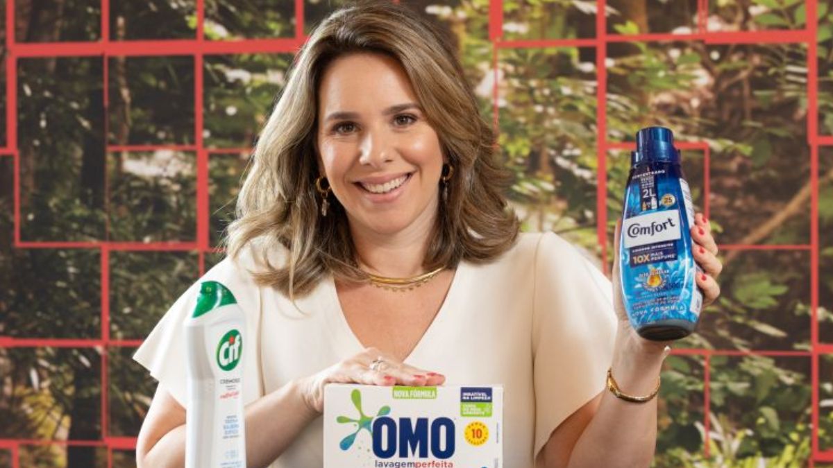 A nova vice-presidente global da OMO, Giovanna Bressane, expondo a linha de produtos