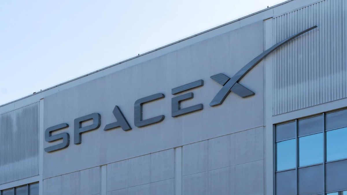 Fachada da SpaceX representando a estimativa de disparo da receita de IA