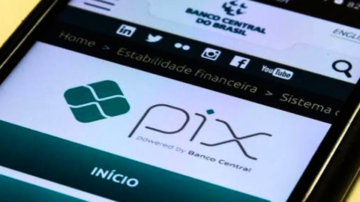 Celular mostrando transação no PIX, simbolizando que o Brasil rejeita tarifa de 25% imposta pelos EUA e acusações de trapaça ao sistema de pagamento