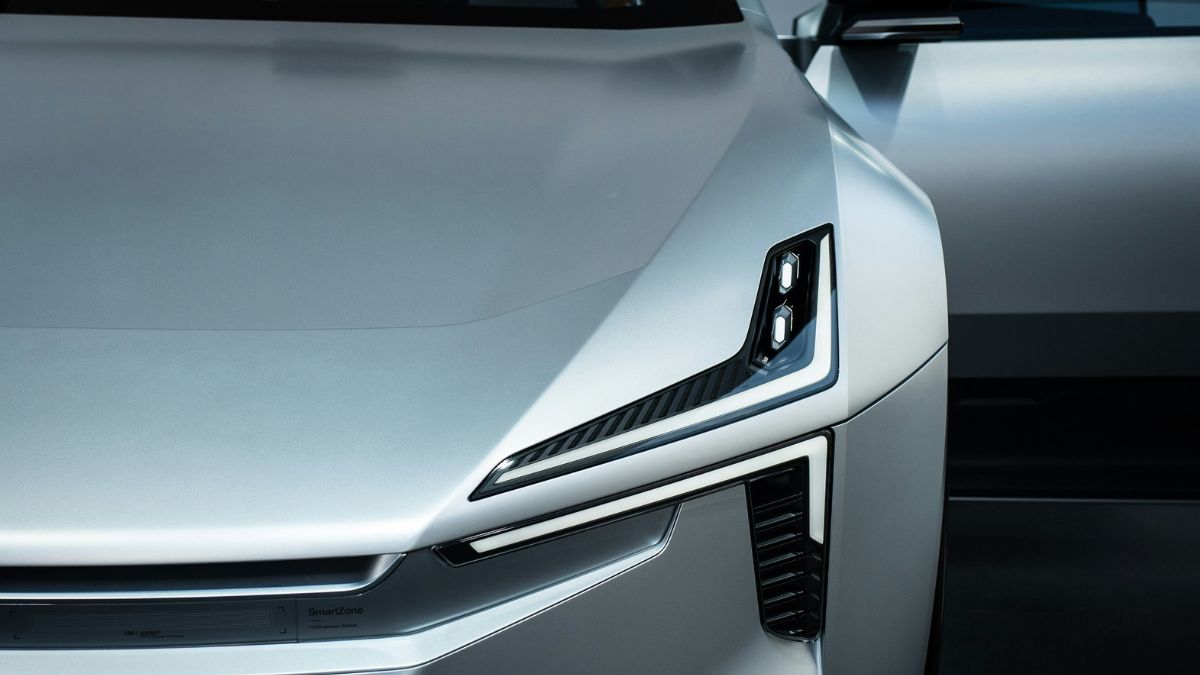 Detalhe de um carro elétrico com close no farol e na porta dianteira, para ilustrar que startup indiana está revolucionando o mercado ao contsruir carros elétricos sem terras raras