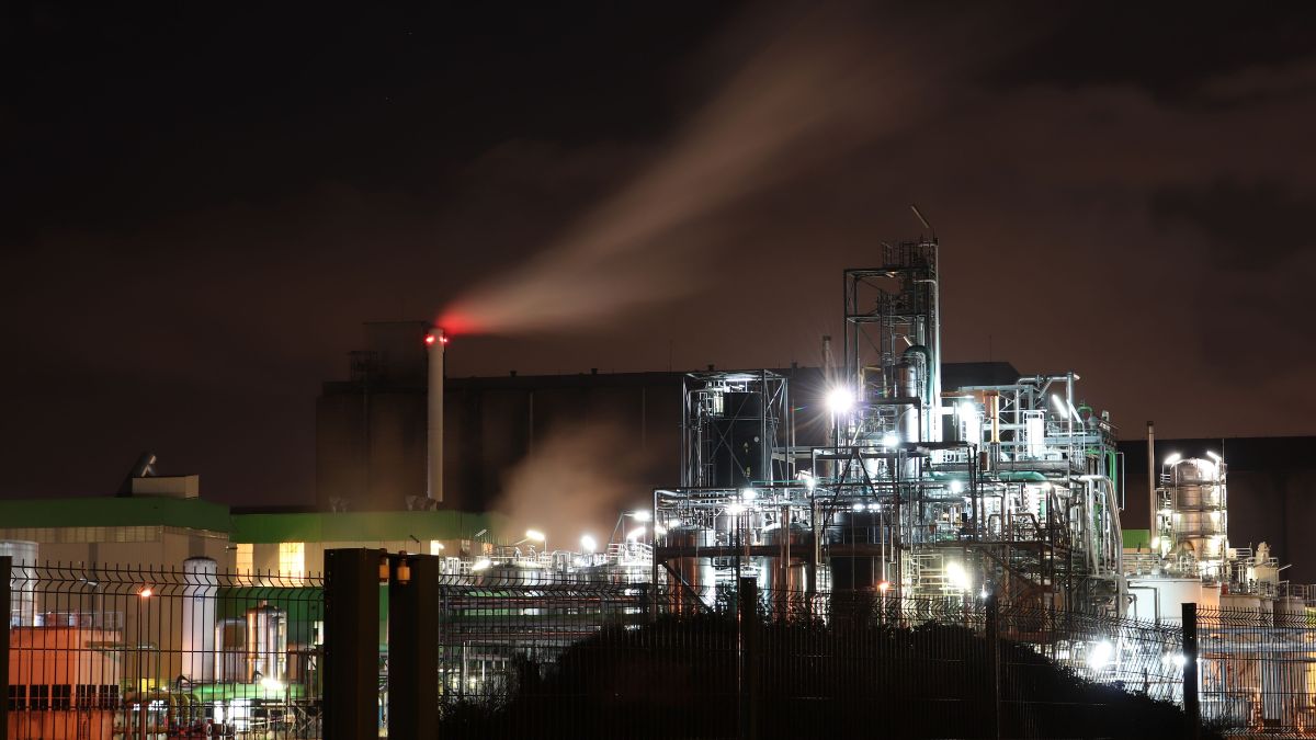 Refinaria de biocombustíveis, simbolizando a autorização do CNPE para a mistura do etanol na gasolina a 32%