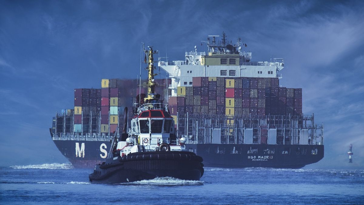 Navio cargueiro em alto mar, simbolizando o crédito de R$ 15 Bi liberado pelo Senado às exportadoras afetadas pela instabilidade geopolítica