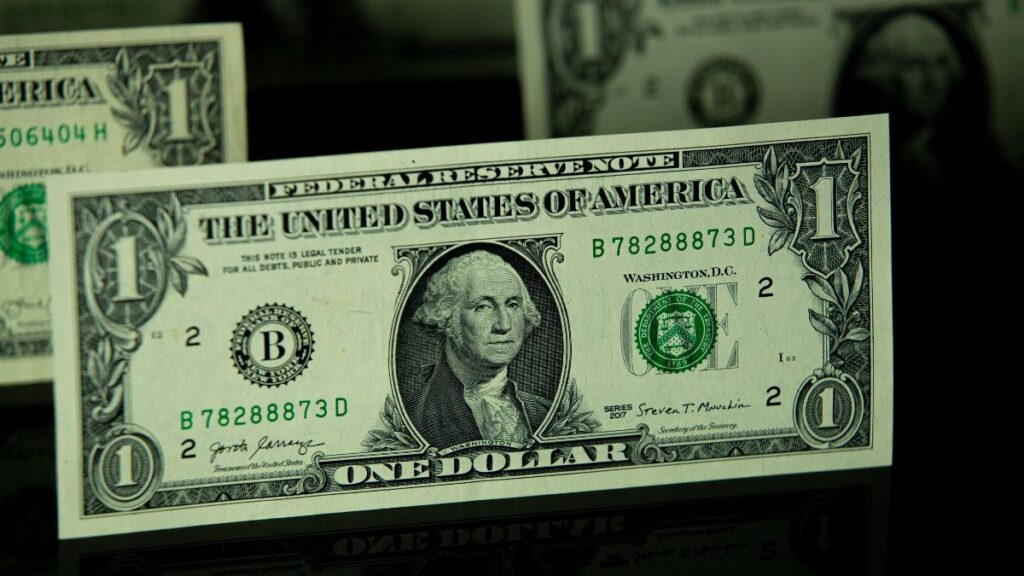 Nota de dólar, simbolizando que a moeda americana ganha tração ante ao Real, diante dos conflitos no Oriente Médio