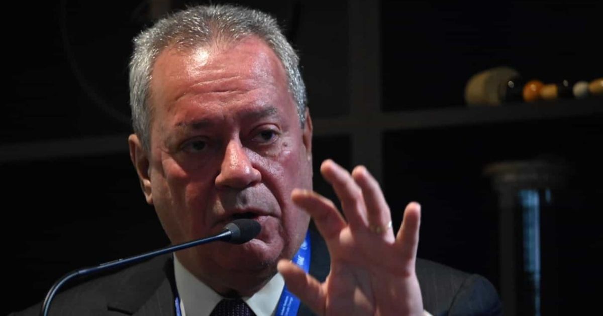 Ricardo Alban, presidente da CNI, para simbolizar os efeitos do tarifaço na indústria brasileira